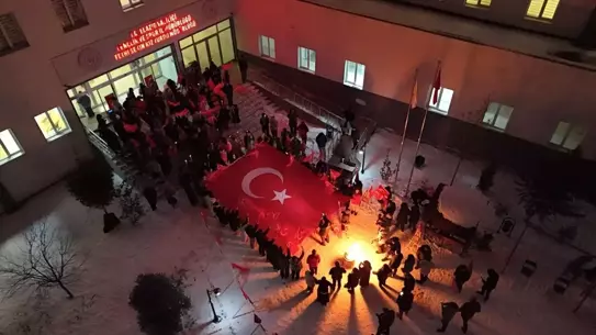 Sınır hattında Türk bayrağına saldırı anı