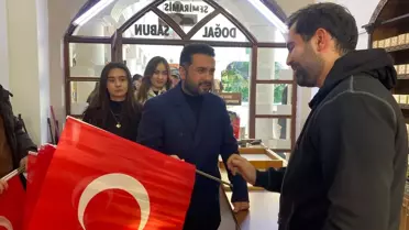 Dağıtılan Türk bayrakları