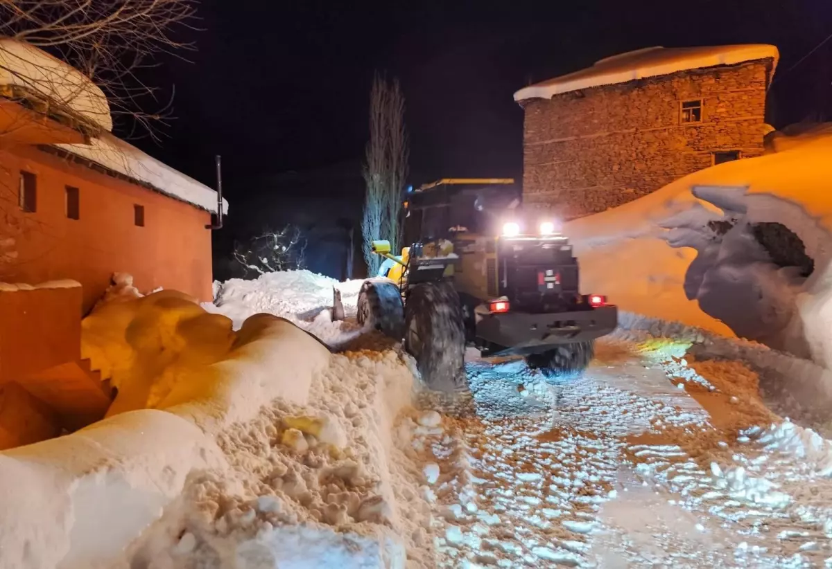 Van’da Yoğun Kar Yağışı Sonrası Yollar Açıldı, Hastalar Zamanında Hastaneye Ulaştırıldı