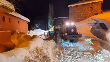 Van’da kar temizleme ekipleri çalışıyor