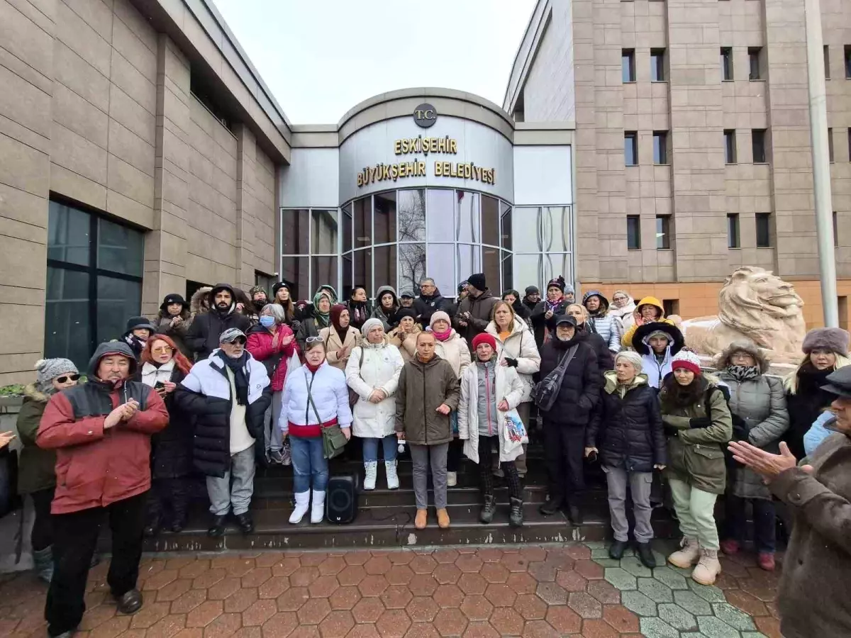 Eskişehir'de Hayvanseverler Belediye Önünde Protesto Etti