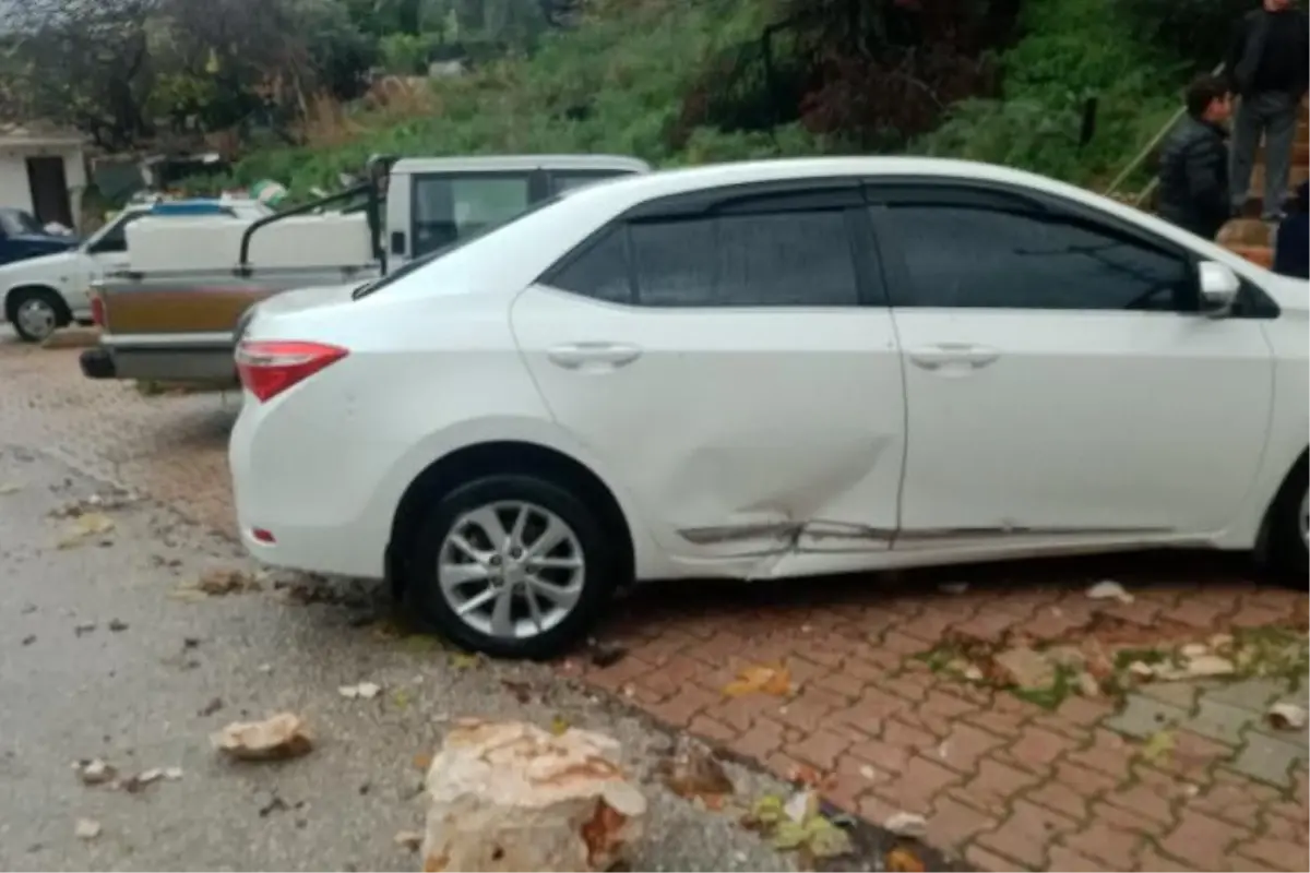 Kumluca’da Şiddetli Sağanak Tarım Alanlarını ve Evleri Sular Altına Çekti