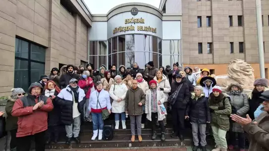 Sokak köpeklerine su veren gönüllüler