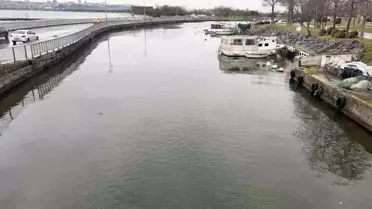 Menekşe sahilindeki tekneler ve kum birikintileri