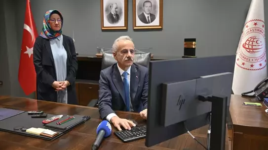 Uraloğlu fotoğraf oylamasını incelerken