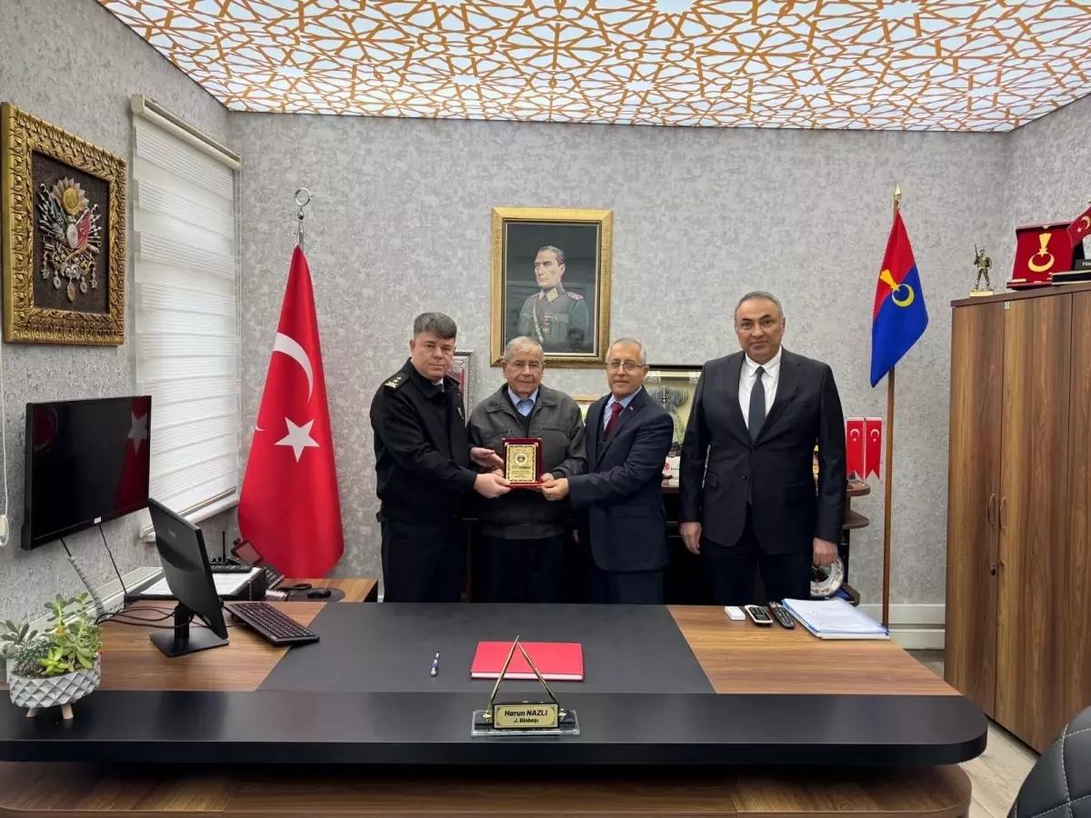 İnegöl’ün 78 Yaşındaki Çiftçisi, 70 Milyon TL’yi Jandarma Vakfı’na Bağışladı