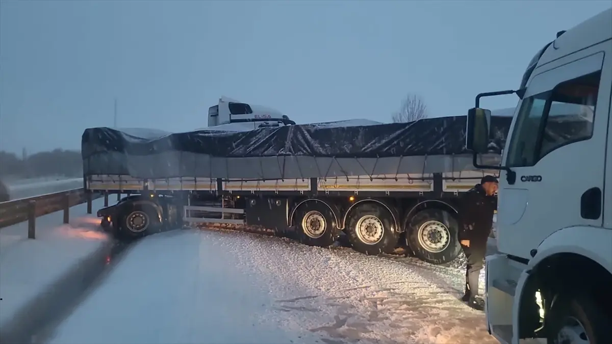 Afyonkarahisar’da Yoğun Kar, Sinanpaşa ve Sandıklı’da Ulaşımı Zorlaştırdı