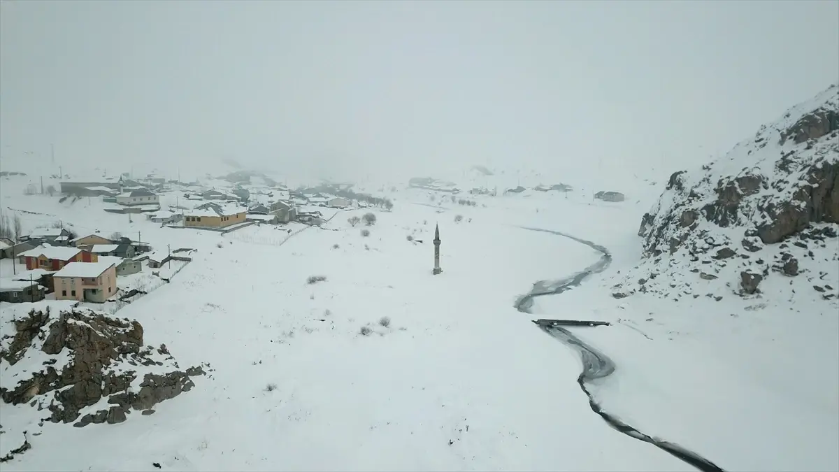 Ağrı’da Yazıcı Barajı Buz ve Sisle Kaplandı: Drone Görüntüleri Şaşırtıyor