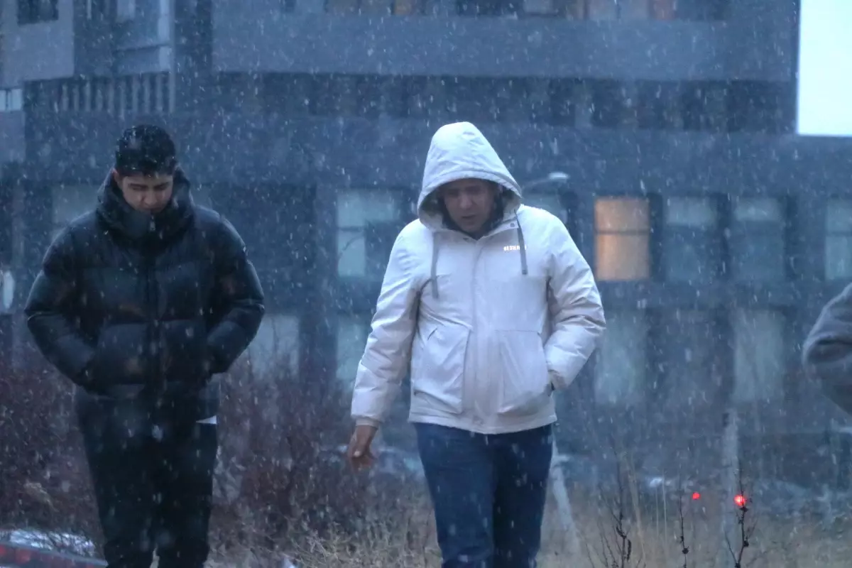 Ankara’da Yoğun Kar Yağışı Şehirde Buz Gibi Görünüm Oluşturdu