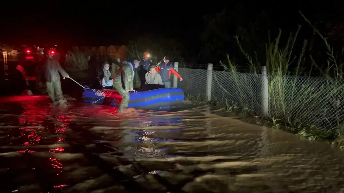 Kumluca’da Şiddetli Sağanak Yağış Ev ve Seralarda Su Baskınlarına Yol Açtı