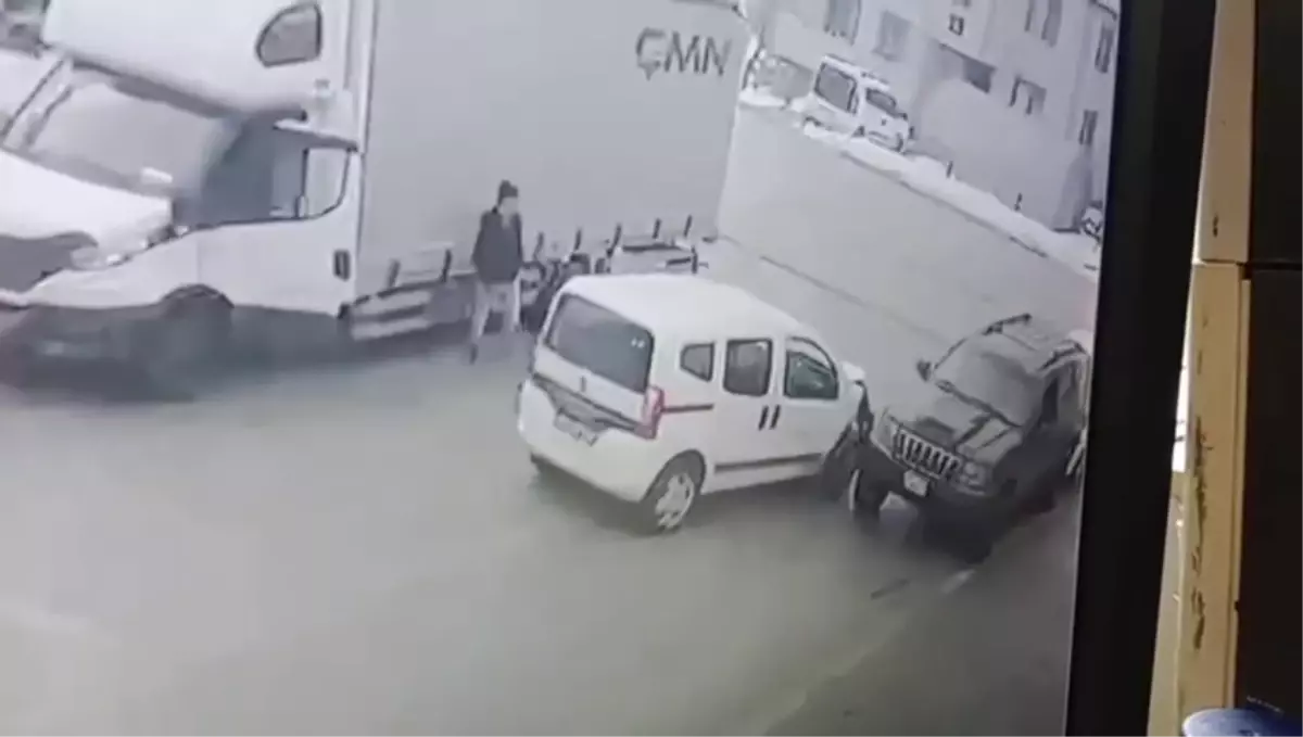 Düzce Araç Muayene İstasyonunda Çarpışma: Sürücülerin Şaşkınlığı