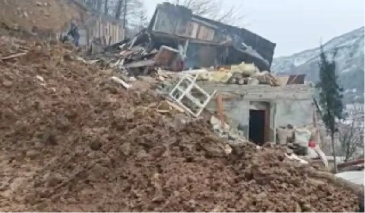 Borçka’da Heyelan Sonucu Bir Ev ve Ahır Yıkıldı