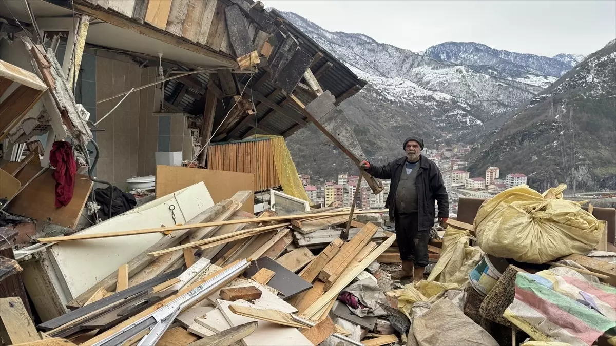 Artvin Borçka’da Heyelan Bir Evi ve Ahırı Yok Etti