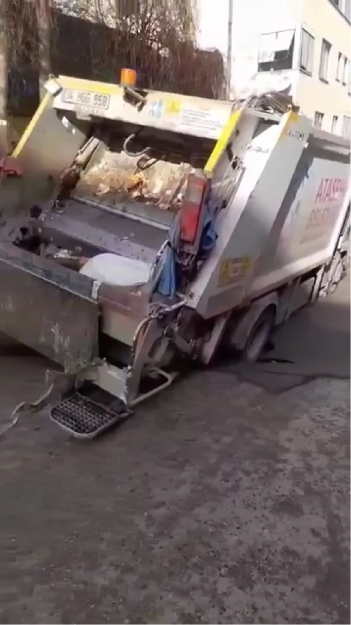 Ataşehir'de Yol Çökmesi: Çöp Kamyonu Çukura Düşerek Trafiği Durdurdu