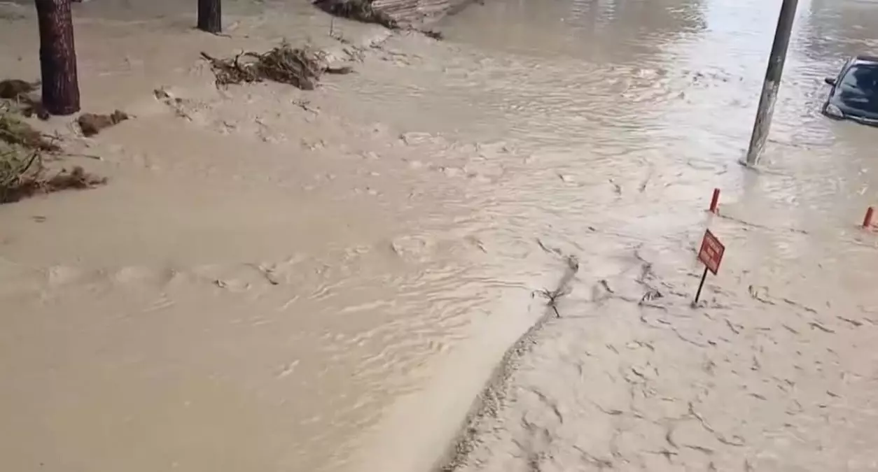 Aydın’da Şiddetli Yağışlar Sonucu Sel Felaketi: Oteller Su Altında, Araçlar Sulara Kapıldı