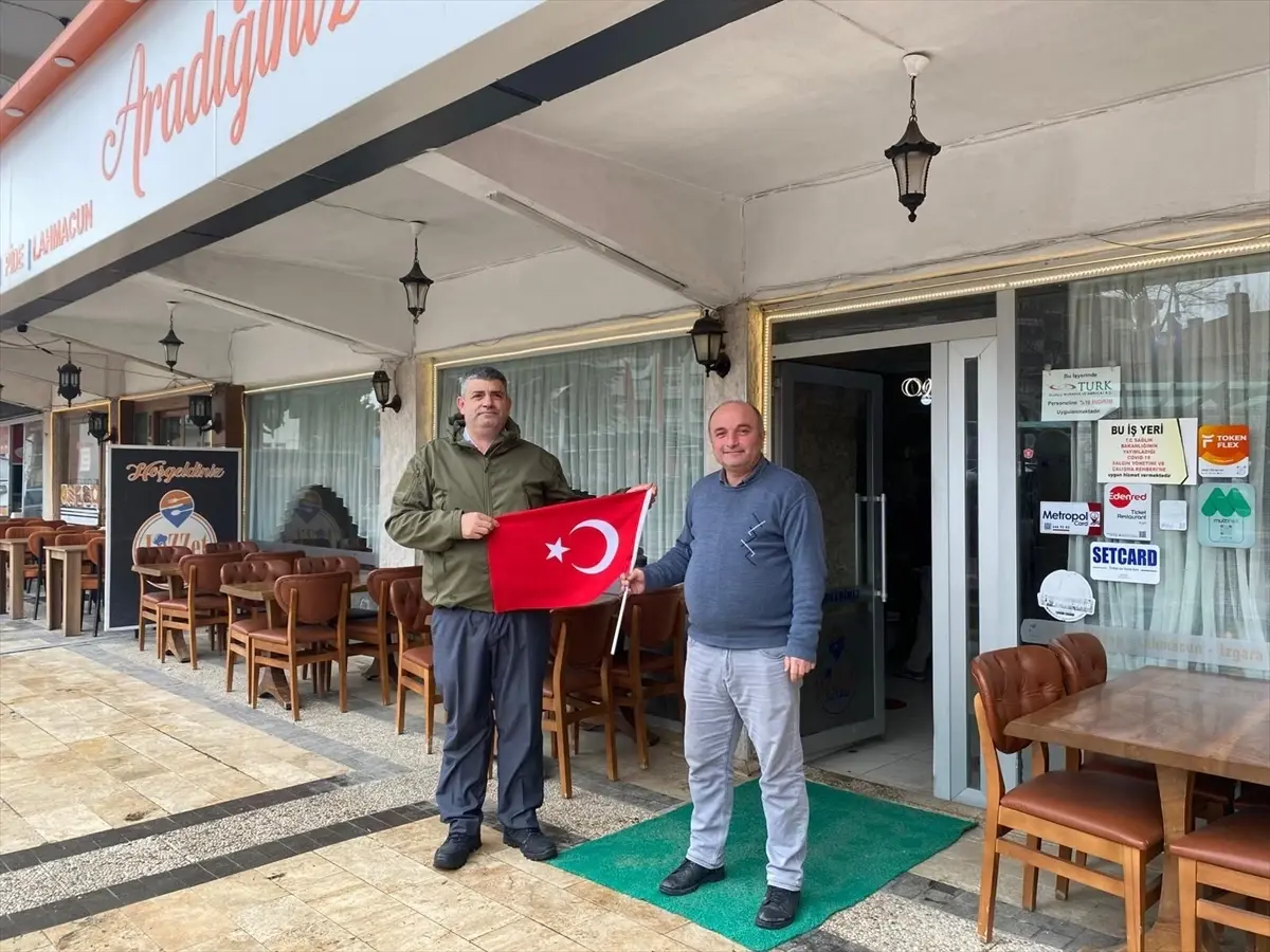 Bilecik Bozüyük’te Şehit Aileleri ve Gaziler Derneği’nden Esnaf ve Vatandaşlara Türk Bayrağı Dağıtımı