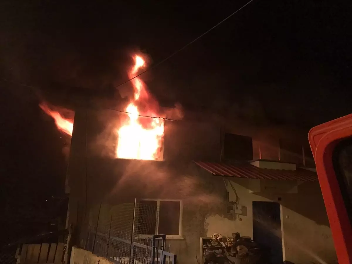 Boyabat'ta Çıkan Yangın İki Katlı Ahşap Evi Zarar Verdi