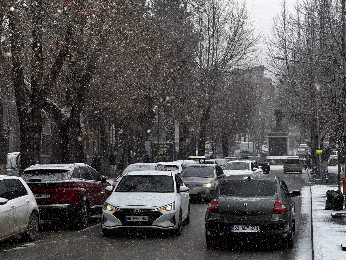 Çankırı’da Şiddetli Kar Yağışı Şehir Sokaklarını Beyazlatıyor