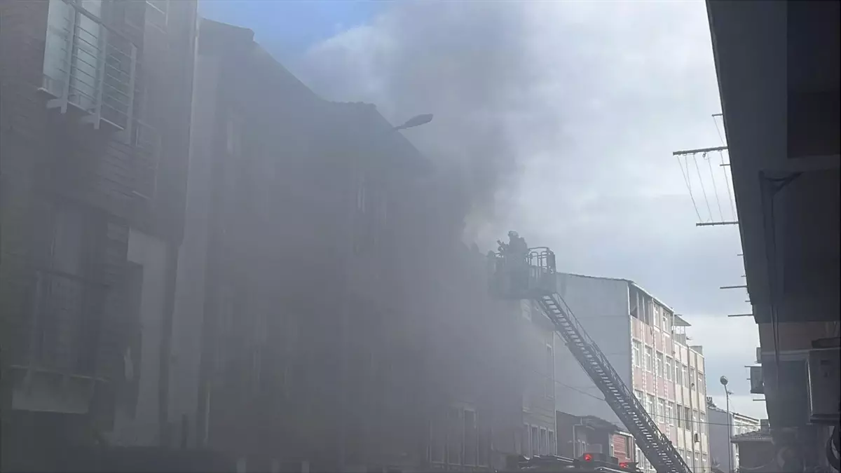 Fatih’te 19. yüzyıla ait tarihi ahşap binada çıkan yangın kontrol altına alındı