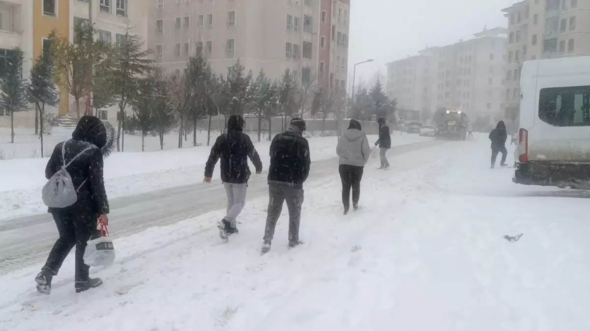 Gaziantep’te Kar ve Buzlanma Nedeniyle Kamu Kurumları ve Kurslar Bir Gün Tatil Edildi