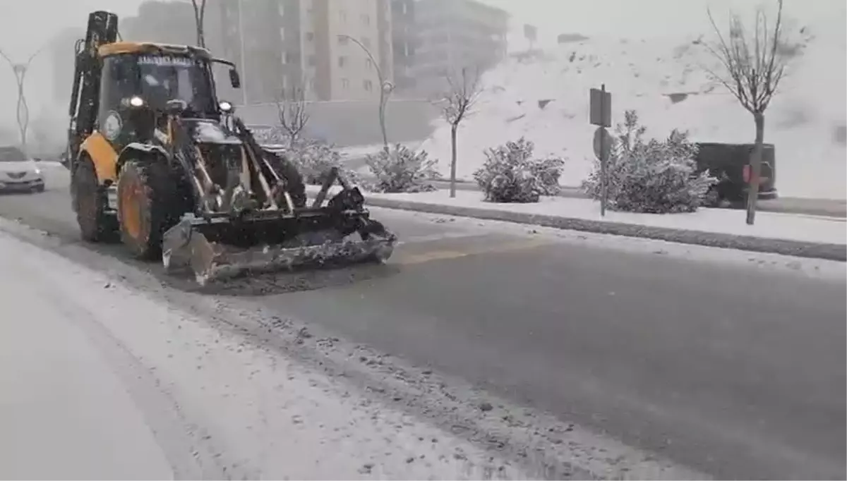 Gaziantep’te Şiddetli Kar Yağışı Trafiği Felçledi