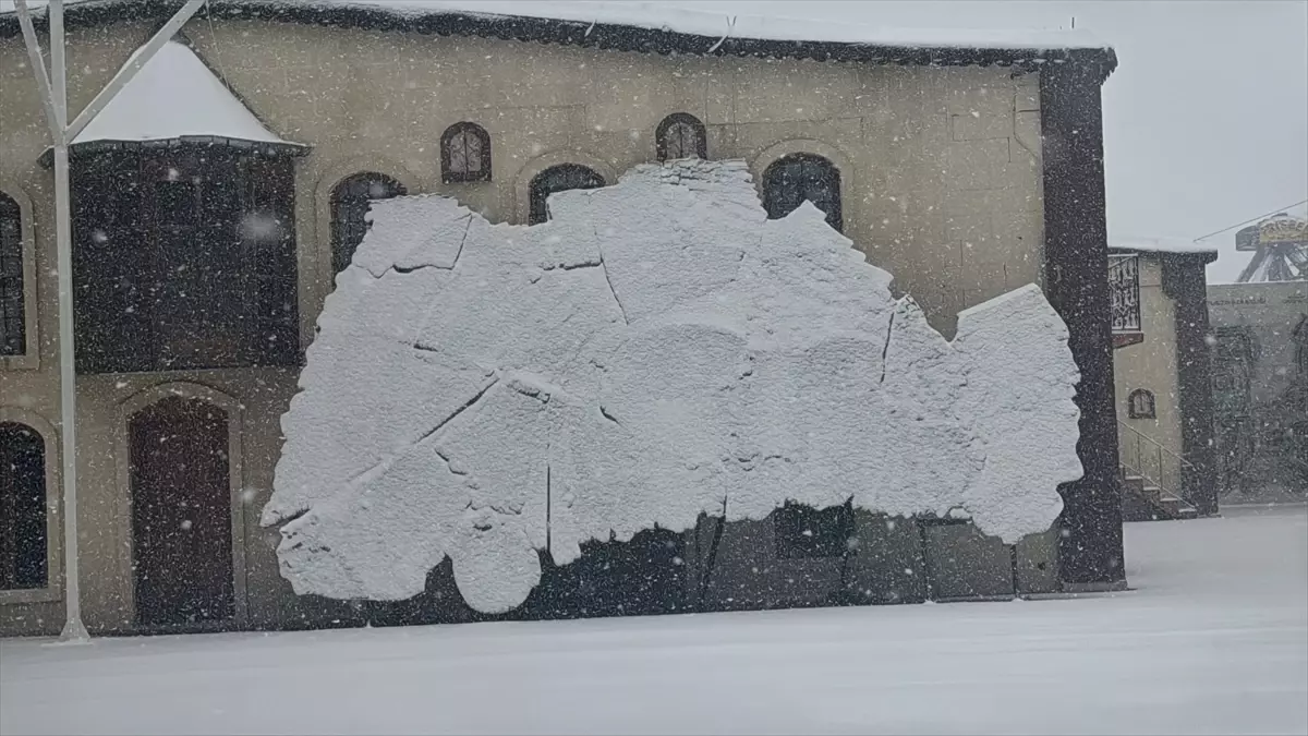 Gaziantep’te Kar Yağışı Şehir Sokaklarını Beyaza Döndürdü