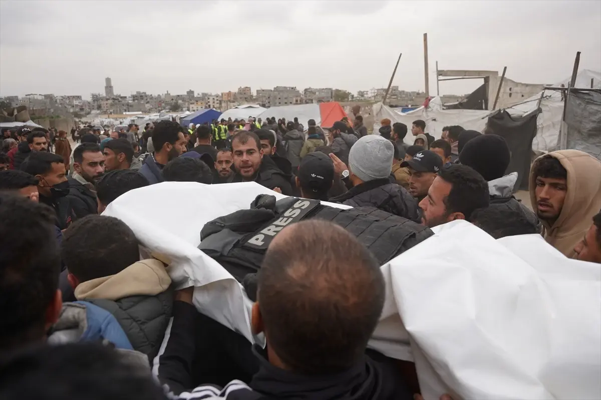 İsrail Hava Saldırısında Ölen Üç Gazetecinin Cenaze Töreni Geniş Tepki Topladı
