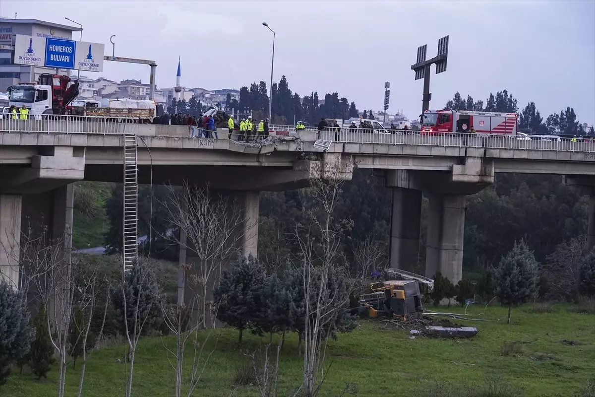 İzmir Buca’da Tır ve Hafif Ticari Araç Çarpışması Sonrası Viyadükten Düşen Araçta 3 Yaralı