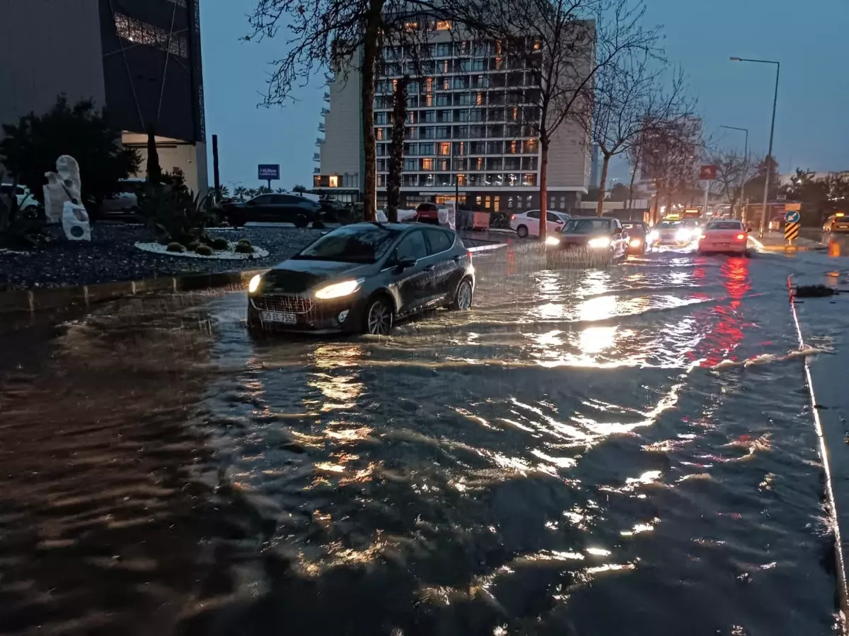 İzmir'de Şiddetli Sağanak Yağmur Yol Koşullarını Zorlaştırdı