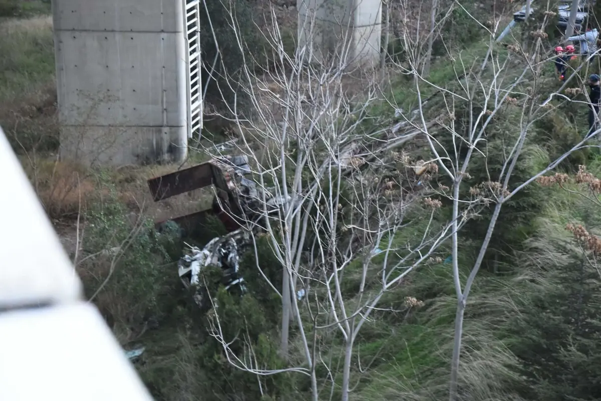 İzmir'de Fren Sorunu Yaşayan TIR Viyadükten Düştü