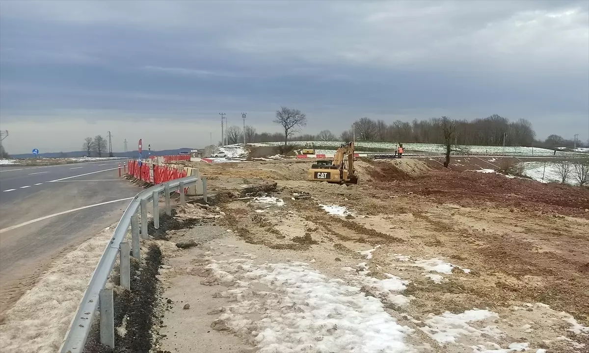 Kandıra'da Heyelan Yol Kapatılmasına Neden Oldu, Trafik Alternatif Yolu Açıldı