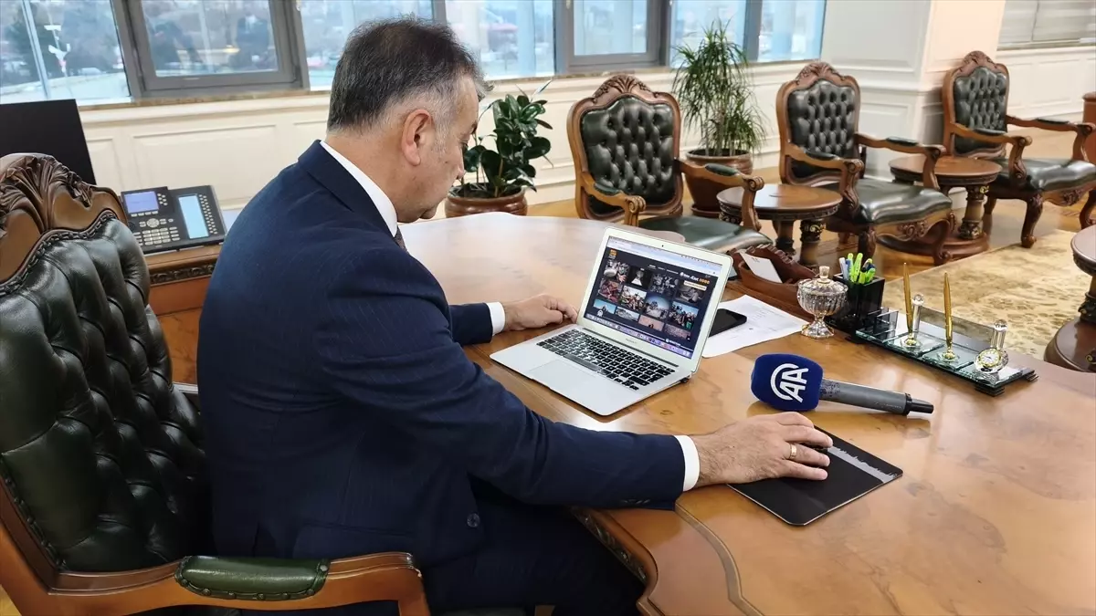 Karabük Valisi Oktay Çağatay, AA’nın “Yılın Kareleri” Oylamasında Fotoğrafları İnceliyor