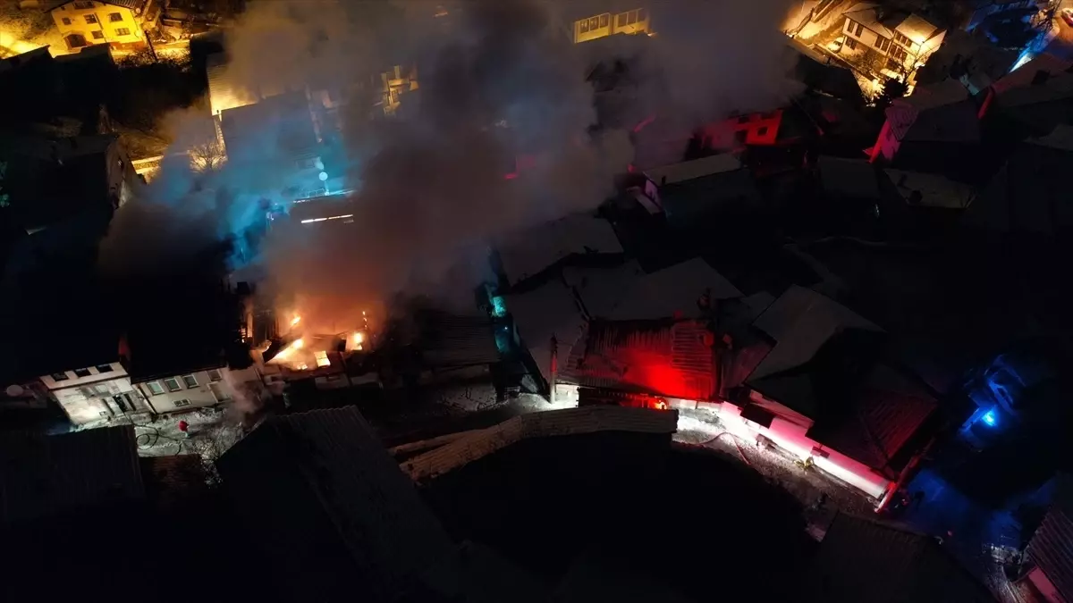 Kastamonu’da Tarihi Konakta Çıkan Yangın İki Evi Etkiledi