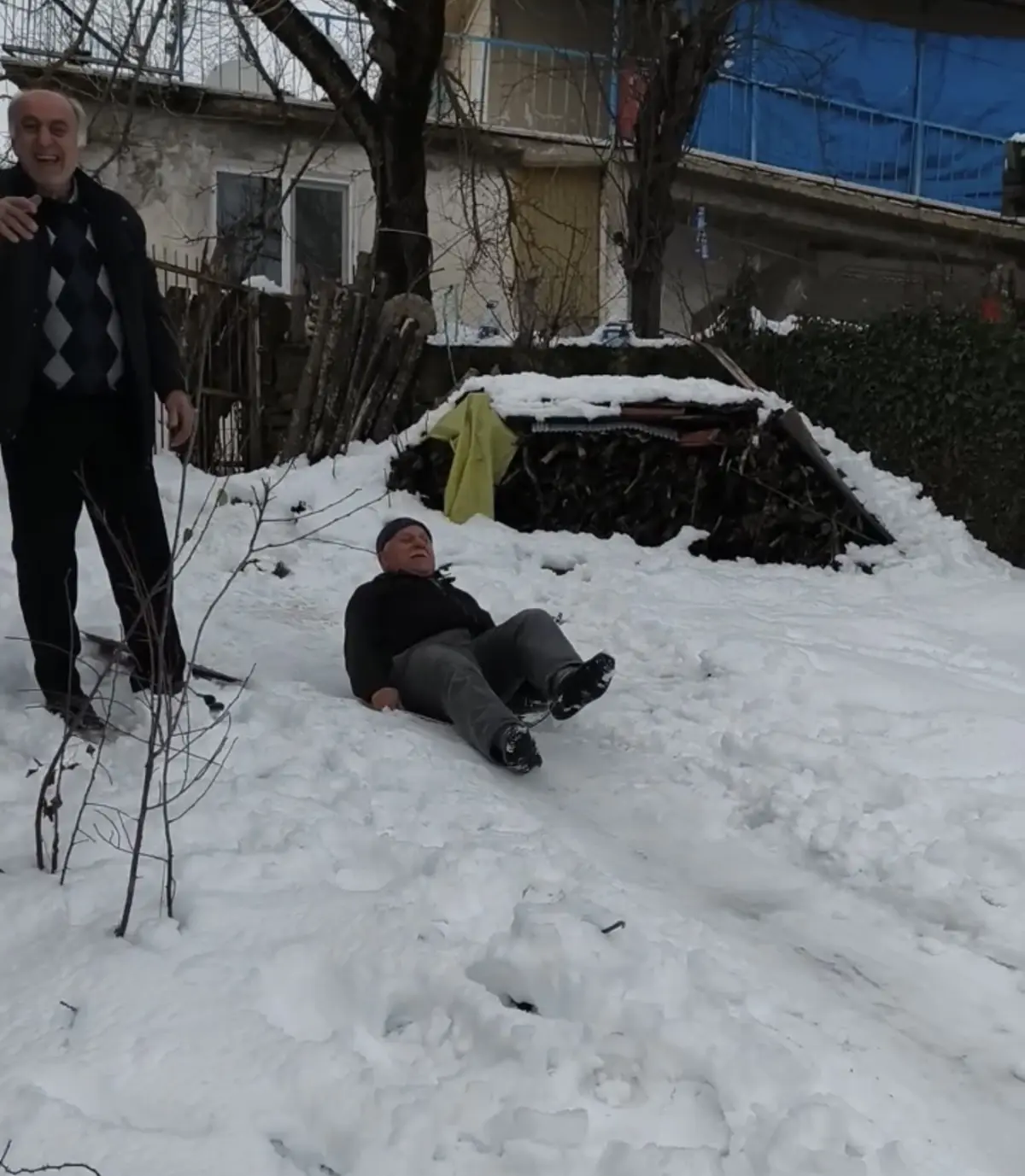 Bartın Ulus'ta Karla Gelen Eğlence: Naylon Poşet Kayakları