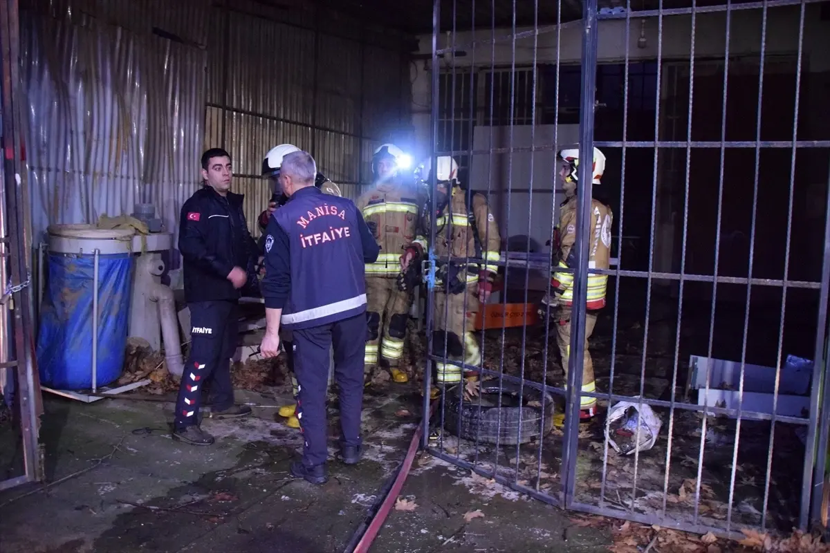 Manisa’nın Turgutlu İlçesinde Marangoz Atölyesinde Çıkan Yangın Kontrol Altına Alındı