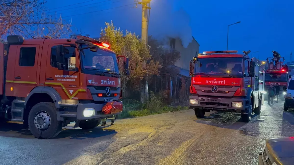 Manisa Turgutlu'da Marangoz Atölyesinde Çıkan Yangın Kontrol Altına Alındı