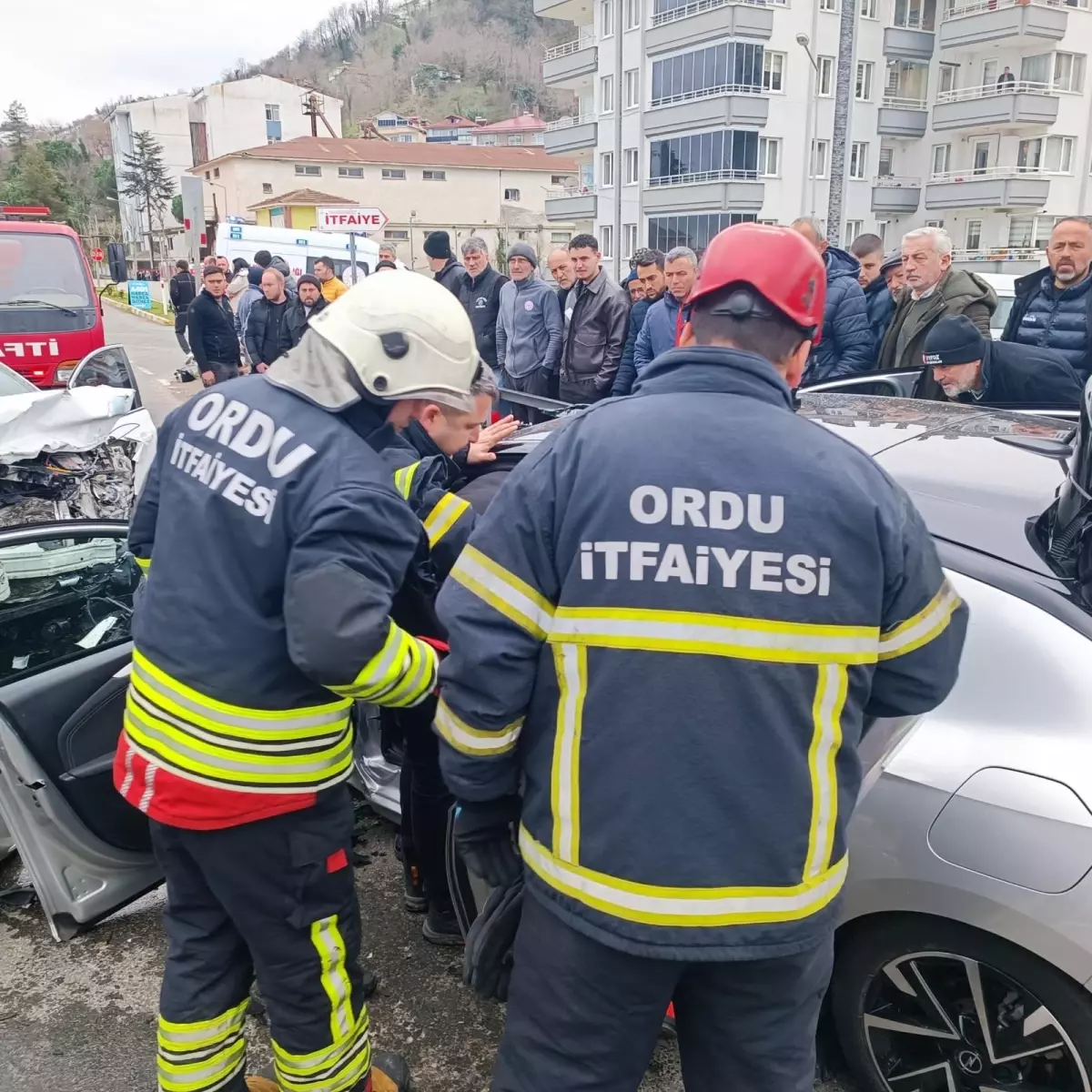 Ordu’da İki Otomobil Çarpıştı: 5 Kişi Yaralandı
