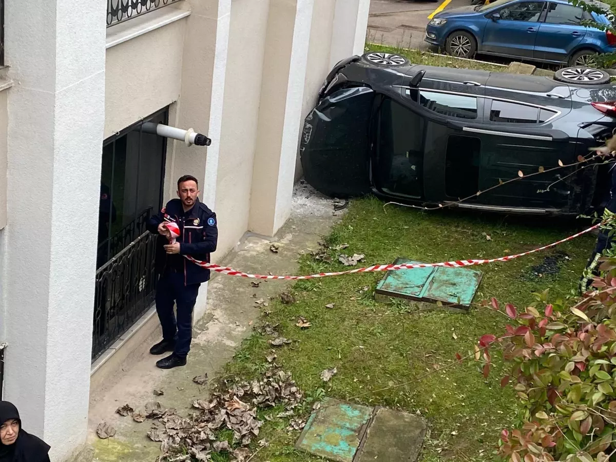 Derince'de Otomobil Apartman Bahçesine Düşerek 2 Kişiyi Yaraladı