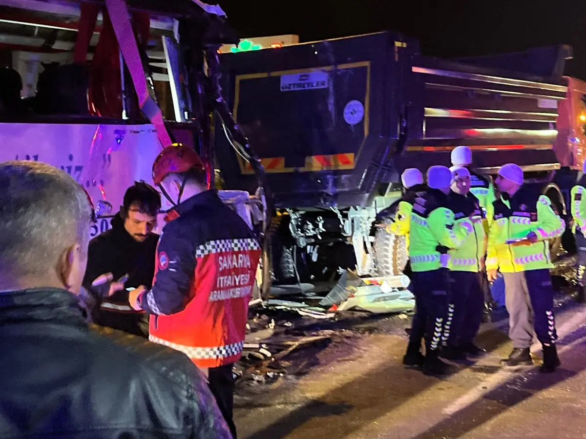 Sakarya'da Zincirleme Trafik Kazası: 1 Ölü, 27 Yaralı