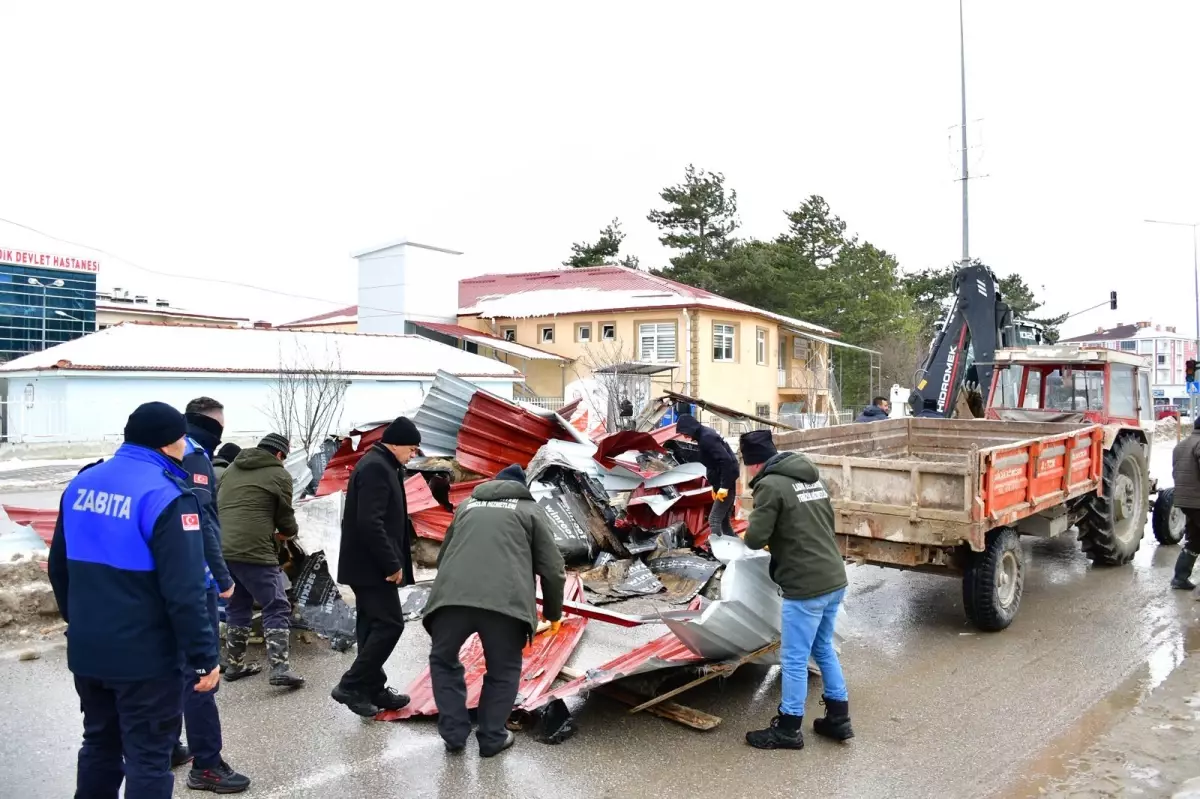 Ladik’te Şiddetli Rüzgar Bir İlkokulun Çatısını Uçurdu