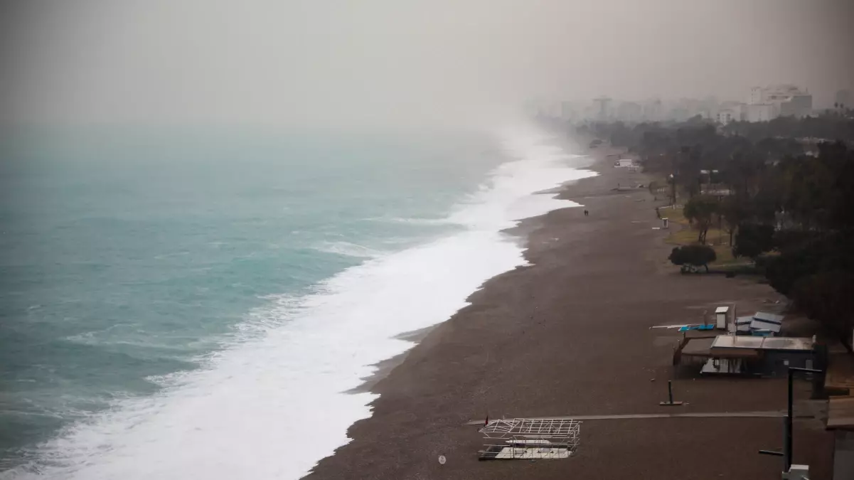 Antalya’da Sarı Kod Uyarısı Sonrası Şiddetli Yağış ve Yüksek Dalgalar