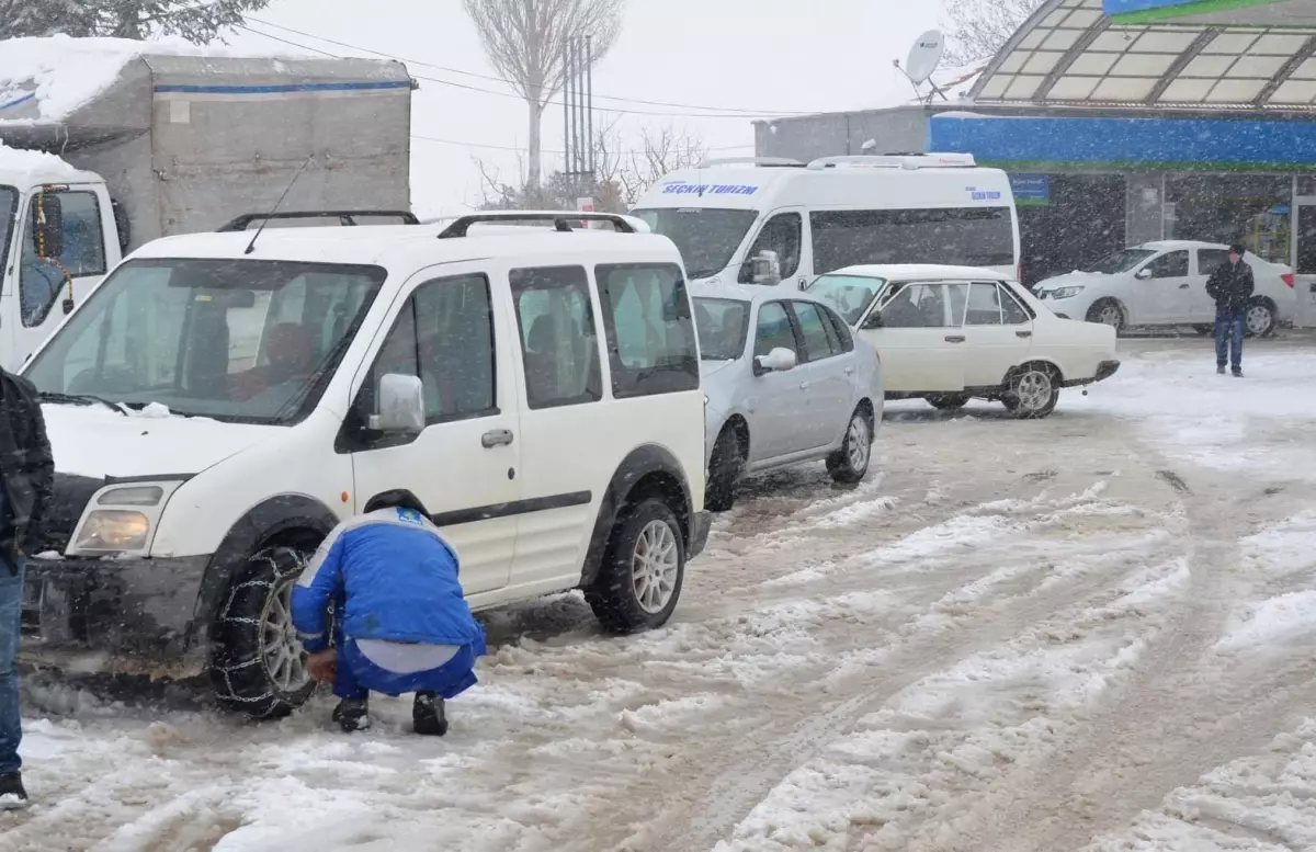 Sertavul Geçidi Kar Yağışı Nedeniyle TIR ve Kamyon Trafiğine Kapandı