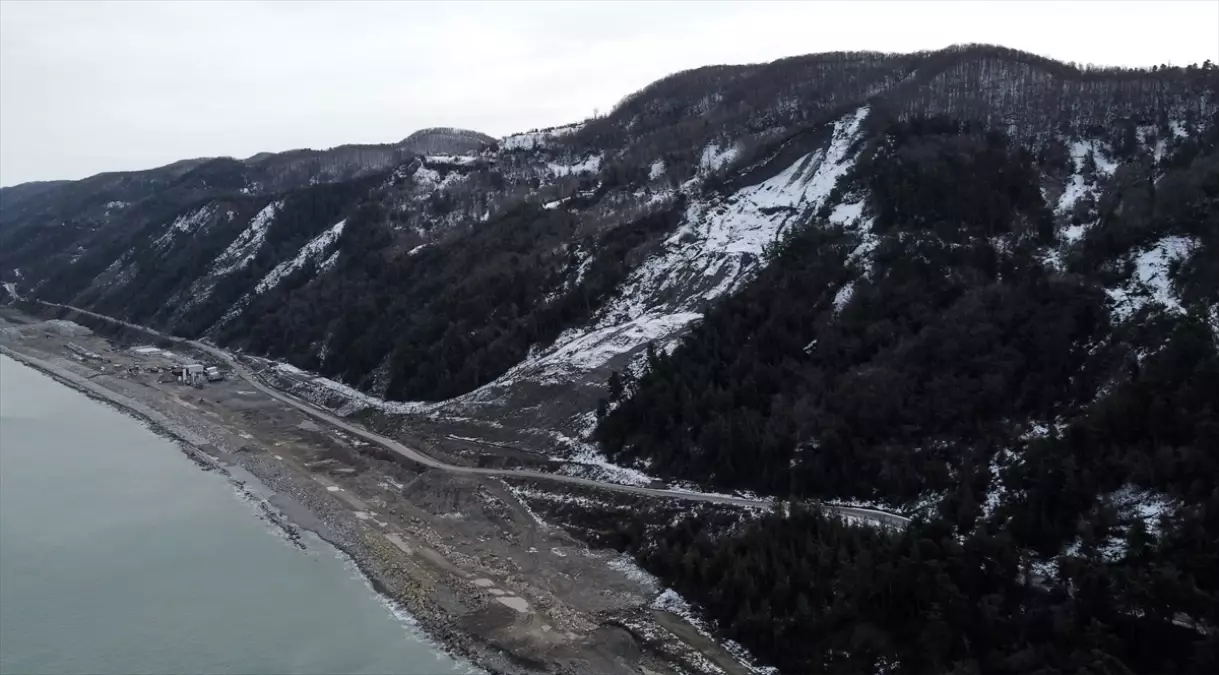 Sinop‑Ayancık Karayolunda Heyelan Tehdidi ve Alınan Trafik Önlemleri