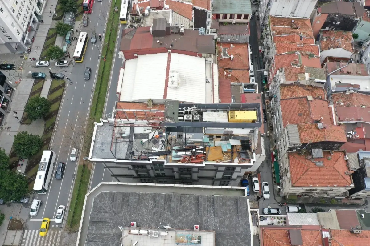 Şişli'de Ruhsatsız Çatı Katı Belediyenin Kararıyla Yıkıldı