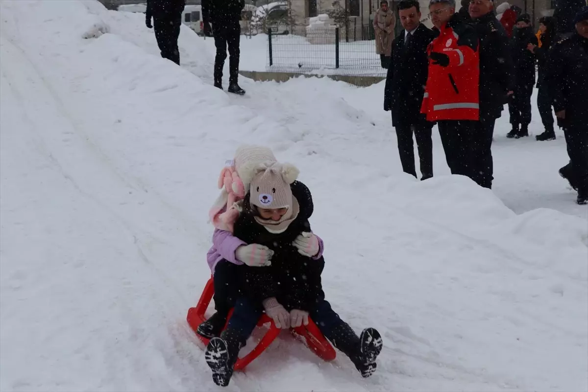 Sivas’ta Jandarma’nın Düzenlediği Çocuklar İçin Kızak Şenliği Coşkusu