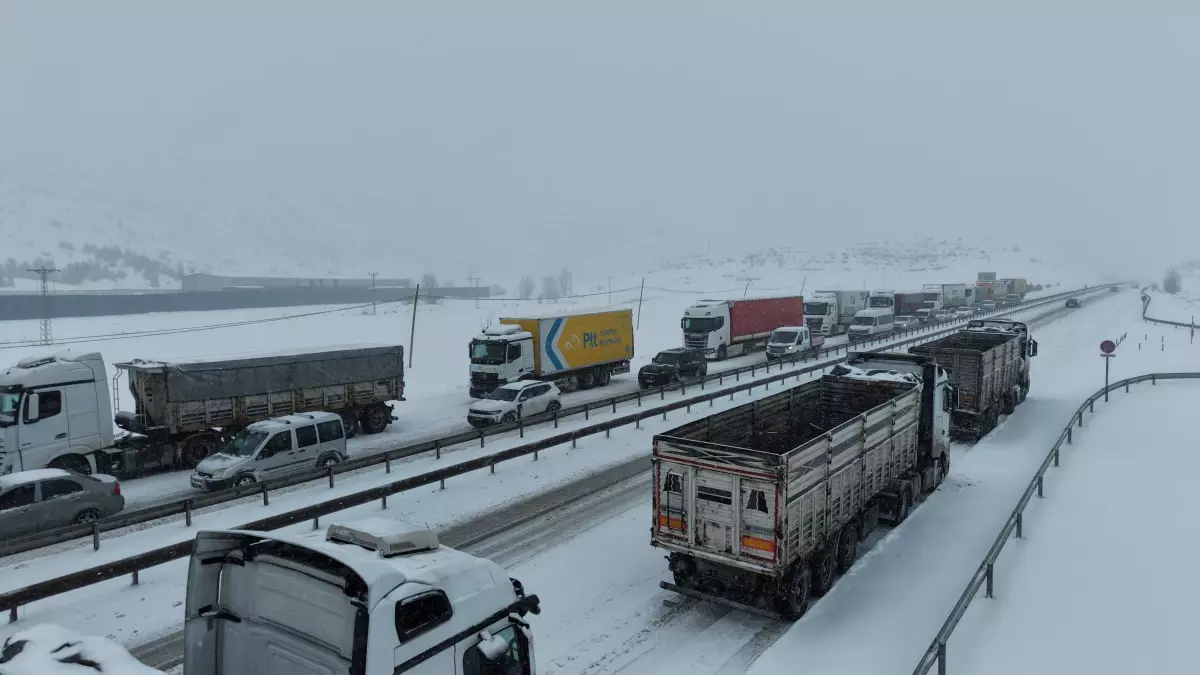 Sivas'ta Şiddetli Kar Yağışı Yol Kapamalarına Yol Açtı