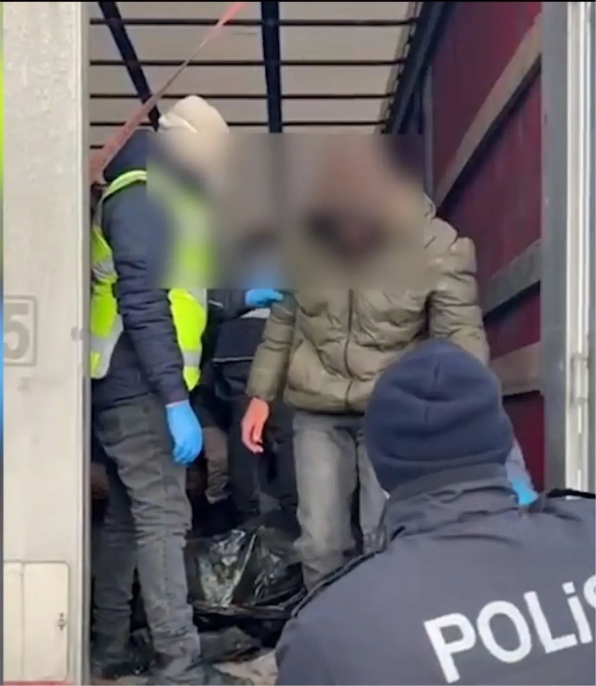 Suşehri'nde TIR'da Yakalanan 25 Düzensiz Göçmen Tutuklandı