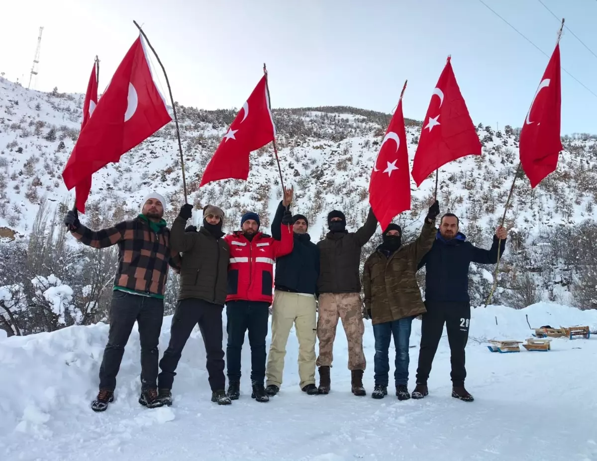 İspir Gençlerinden Sınırdaki Saldırıya Karşı Bayrak Gösterisi