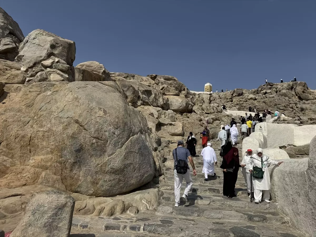 Umre Yolcuları Hira Mağarası ve Arafat'ı Keşfetti