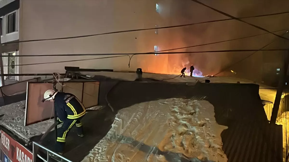 Erciş’te Çıkan Yangın 5 İşyerini Etkiledi, Üçü Tamamen Yanarak Kıvıldı